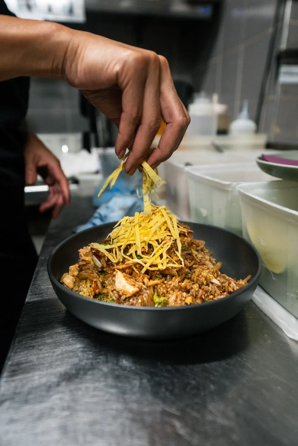 Nouilles sautées dressées chez Influence Wok