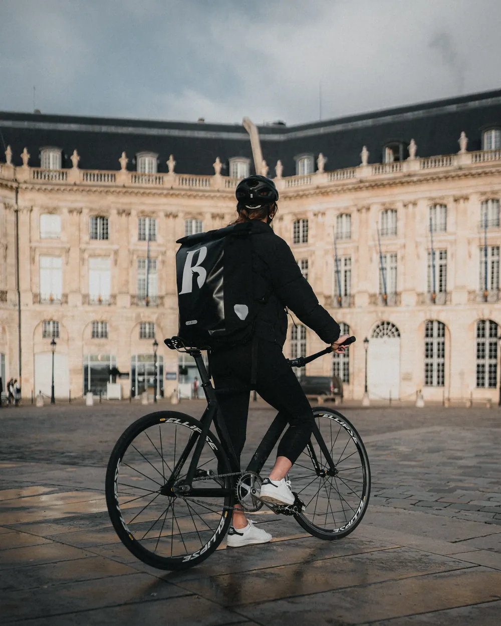 Livreuse Blackbird à vélo place de la Bourse